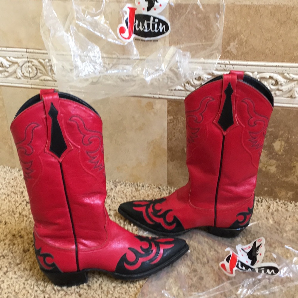 Red/black cowgirl boots